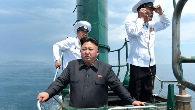 FOTO Vůdce v akci. Kim radil veliteli ponorky jak navigovat