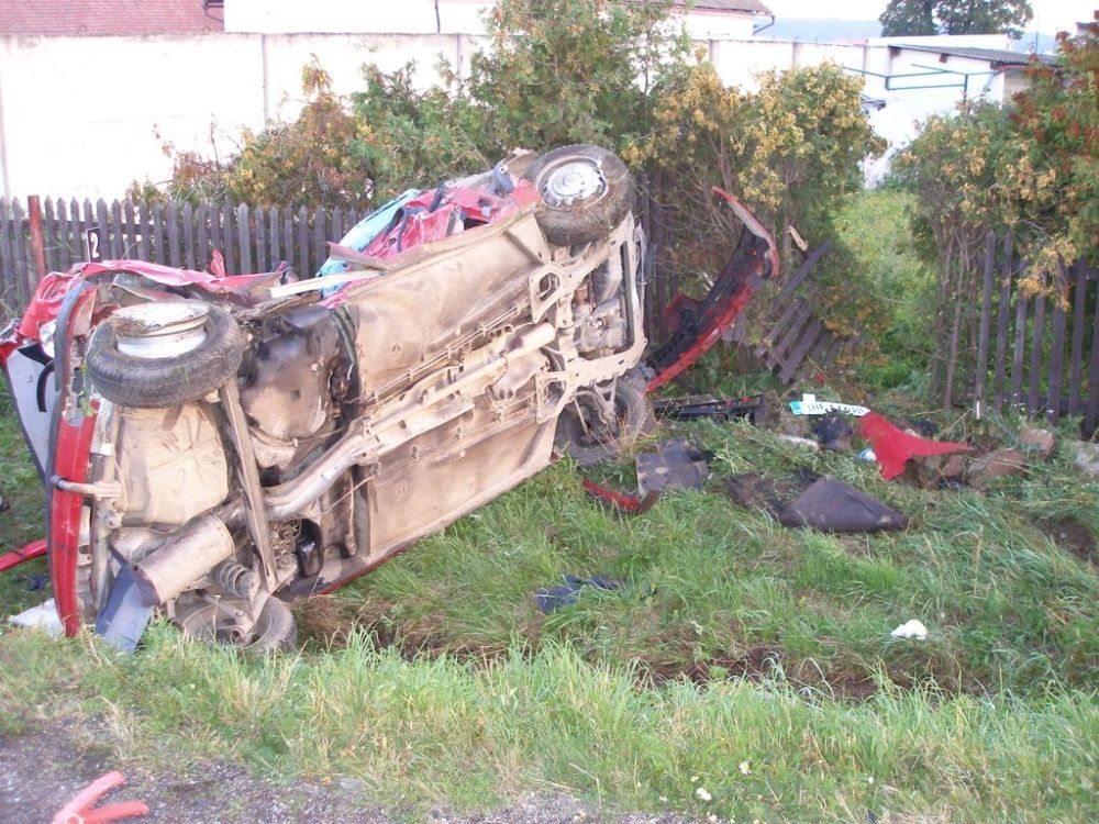 Nehoda osobního vozu a kamionu u Hradce Králové
