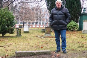 Foto: Heydrichův hrob je jinde, než kopali lupiči, tvrdí badatel. Hřbitov navštívil