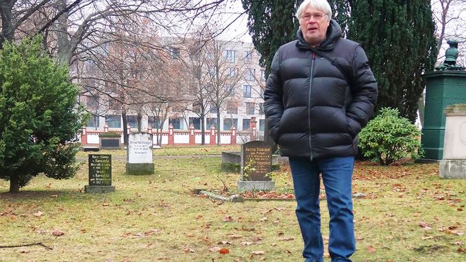 Badatel Jaroslav Čvančara u hrobu, který byl zloději mylně považován za místo pohřbených ostatků Reinharda Hedricha.