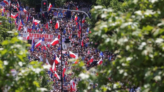 Největší protesty od pádu socialismu. V Polsku demonstrovaly statisíce lidí