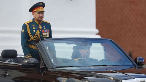 Ruský ministr obrany na vojenské přehlídce v Moskvě.