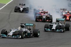 F1 ŽIVĚ: V Barceloně vyhrál Hamilton, těsně druhý Rosberg