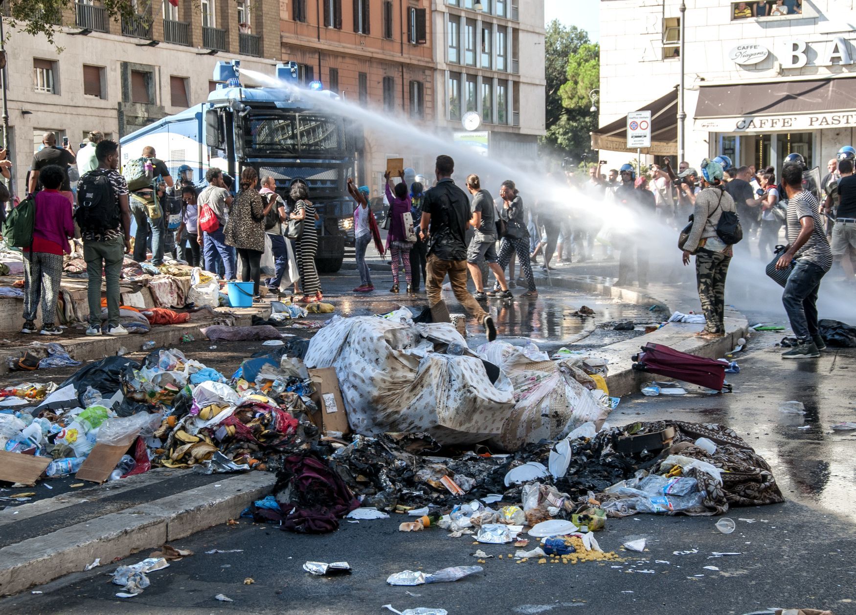 Střety mezi migranty policií v Římě. Srpen 2017.