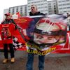 Fanoušci Ferrari před nemocnicí v Grenoblu, kde leží Michael Schumacher
