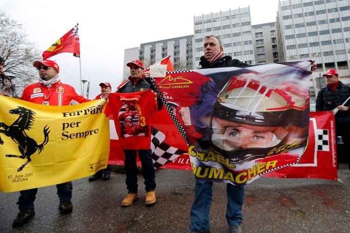 Fanoušci Ferrari před nemocnicí v Grenoblu, kde leží Michael Schumacher