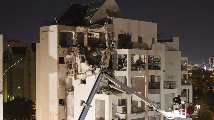 Budova, poškozená raketou nedaleko Tel Avivu.