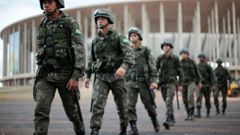 Brazilští vojáci při cvičení před stadionem v metropoli Brasilia.