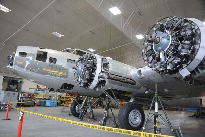 B-17 Memphis Belle během renovace v prostorách muzea ve městě Dayton v Ohiu. 31. prosince 2011.