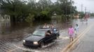 Residents evacuate along a flooded street in the Olde Towne area after Hurricane Isaac passed through Slidell, Louisiana, August 30, 2012. REUTERS/Michael Spooneybarger (UNITED STATES - Tags: ENVIRONMENT DISASTER) Published: Srp. 30, 2012, 8:02 odp.