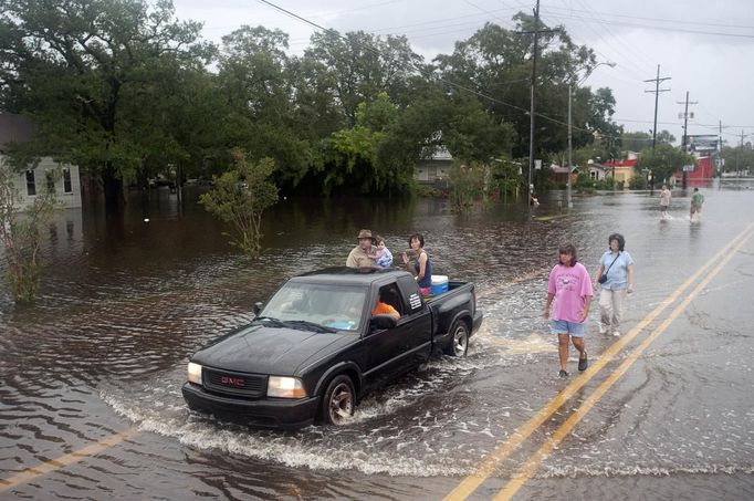 Residents evacuate along a flooded street in the Olde Towne area after Hurricane Isaac passed through Slidell, Louisiana, August 30, 2012. REUTERS/Michael Spooneybarger (UNITED STATES - Tags: ENVIRONMENT DISASTER) Published: Srp. 30, 2012, 8:02 odp.