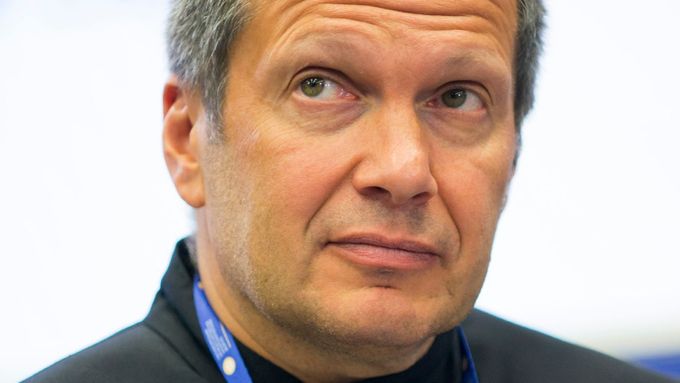 "My sice bojujeme s legendárními zbraněmi, ale oni mají ty moderní," řekl propagandista Solovjov