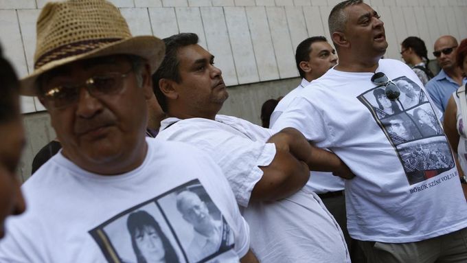 Zástupci maďarské romské komunity očekávali v úterý na rozhodnutí soudců před budovou soudu v Budapešti. Na tričkách měli fotografie šesti obětí.