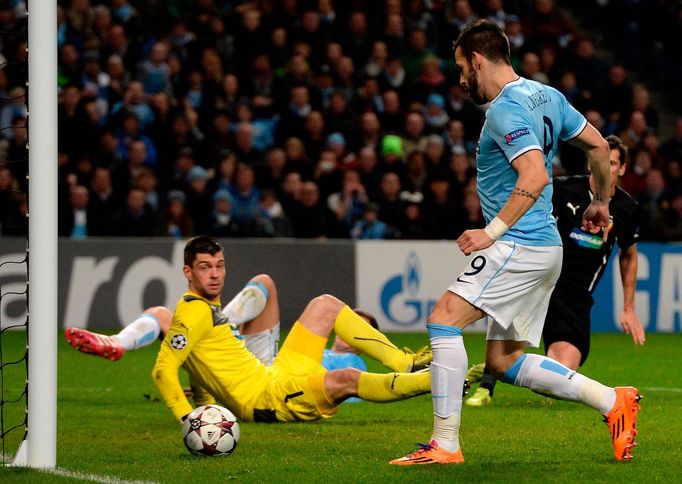 Manchester City - Plzeň (Negredo střílí gól)