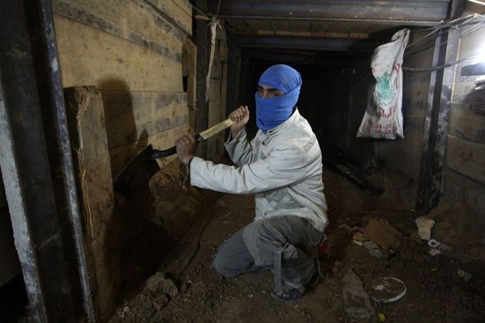 7 Titulek: Gaza's tunnel mugglers on Egypt border idle Popis: A Palestinian youth works inside a smuggling tunnel beneath the Egyptian-Gaza border in Rafah, in the southern Gaza, October 8, 2013. Gaza's tunnel smugglers along the border with Egypt are mostly idle these days. Since the summer, Egypt's military has tried to destroy or seal off most of the smuggling tunnels under the Gaza-Egypt border, a consequence of the heightened tensions between Cairo and the Hamas government in Gaza which is suffering a bad economic recession.