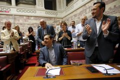 Řecká vláda je bez rebelů. Nahradili je Tsiprasovi stoupenci