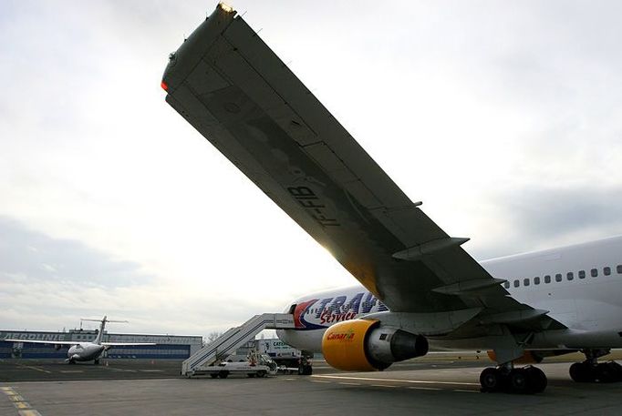 Letadlo Boeing 767 - 300 ER se na první pohled nezdá tak obrovské, jak nakonec vypadá vedle menších letadel.