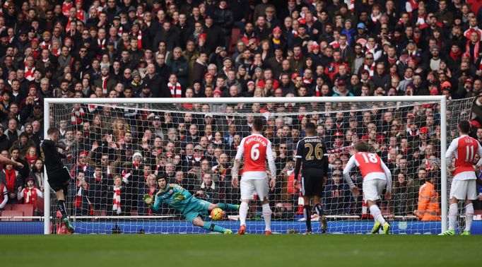 Jamie Vardy scores the first goal for Leicester against Arsenal from the penalty spot