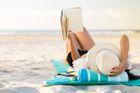 8 knih na léto, od kterých se nebudete moct odtrhnout