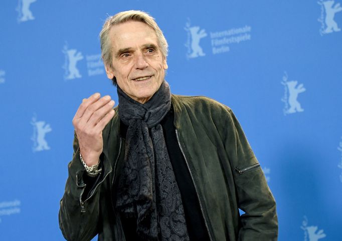 Porotě předsedá herec Jeremy Irons.