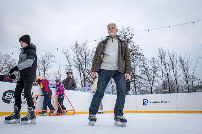 Petr Pavel bruslí společně s občany na River Rink Karlín, Praha, 10.12.2022