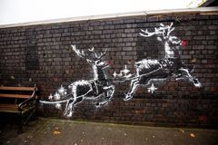 Banksy nakreslil k bezdomovci na lavičce vánoční soby, vandalové jim domalovali nosy