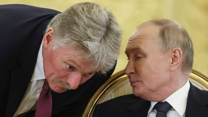 Ruský prezident Vladimir Putin s mluvčím Kremlu Dmitrijem Peskovem na snímku z 8. října 2024 v Moskvě