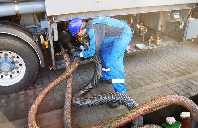 Zavážení paliva k čerpací stanici Shell