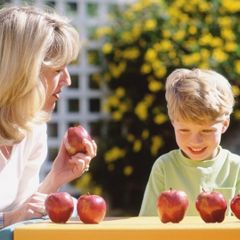 Dítě a matka s jablky