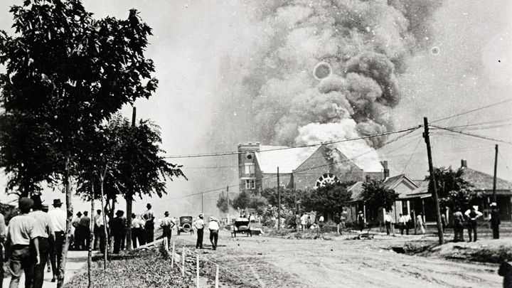 Černošská čtvrť lehla popelem. Masakr v americké Tulse se úřady snažily zamlčovat; Zdroj foto: McFarlin Library, University of Tulsa