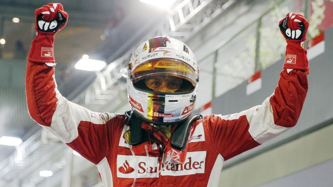 Sebastian Vettel slaví triumf v Singapuru.