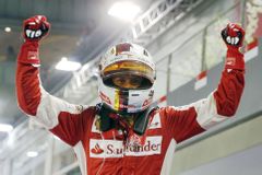 Velké drama v Singapuru ovládl Vettel, Mercedes utrpěl porážku
