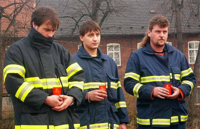 Záchranáři se ve Studénce po čtvrt roce sešli s příbuznými mrtvých i s raněnými z vlaku. Byla to tichá vzpomínka. Když ovšem jen několik desítek metrů odtud projížděl rychlík Comenius, prořízlo ticho dlouhé houkání k uctění památky