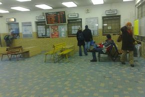 Obrazem: Středočeské nádražní čekárny v arktický večer