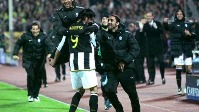 Vincenzo Iaquinta oslavuje se spoluhráči gól Juventusu do sítě Borisova.