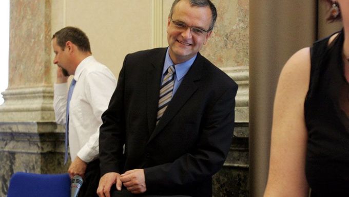 Ministr financí Miroslav Kalousek tvrdí, že se stát snažil s ČSOB dlouho dohodnout, nedostal však žádnou odpověď.