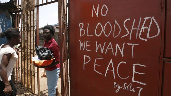 "Žádné prolévání krve, chceme mír," napsal někdo na plot v nairobské chudinské čtvrti Kibera, která je jedním z největších slumů v Africe