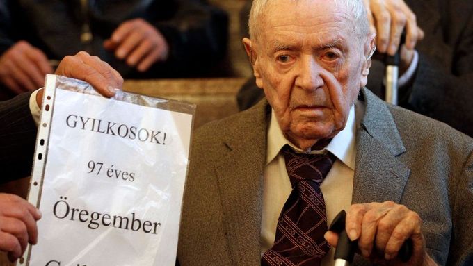 Vrazi, jste vrazi 97letého muže. Stojí na vzkazu vedle obviněného nacisty.