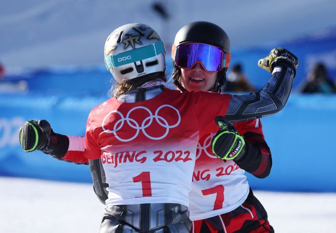 Ester Ledecká (zády) přijímá gratulace od stříbrné Daniely Ulbingové