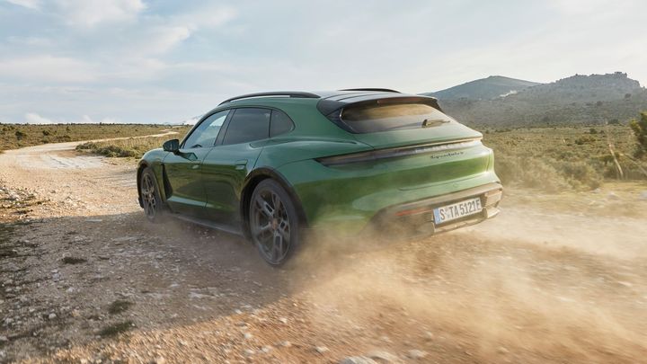 Elektrická raketa Porsche do terénu. Kombi Taycan Cross Turismo zdolá okruh i pole