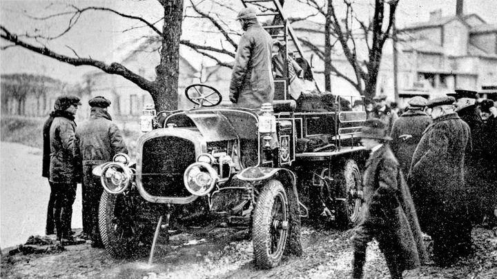 Foto: Hasiči v akci. Před 110 lety dostal pražský sbor první automobilovou stříkačku; Zdroj foto: Autor neznámý / Reprofoto z časopisu Světozor č. 33/1912