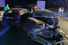 Na D11 havarovala tři auta, pak do nich narazil opilý řidič. Jeden mrtvý