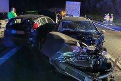 Na D11 havarovala tři auta, pak do nich narazil opilý řidič. Jeden mrtvý