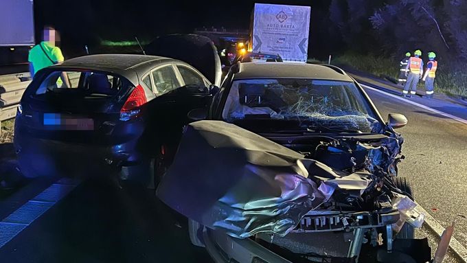 Řidič, který na dálnici D11 narazil do tří havarovaných aut, nadýchal téměř 1,5 promile alkoholu.