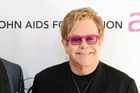 Elton John vydal po dlouhých sedmi letech nové album, se kterým se vrátil na špičku hitparád a rovněž uspořádal turné. Za loňský rok si přišel na 54 miliónů dolarů.