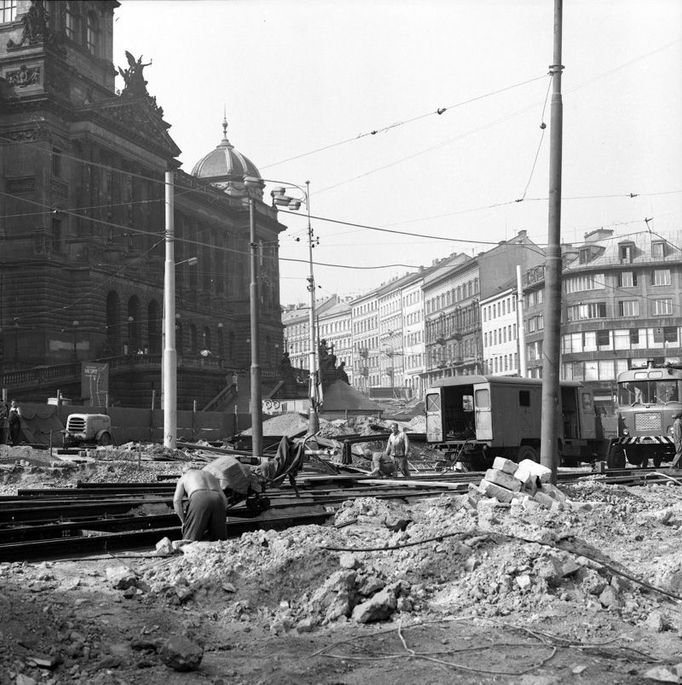 Stavba metra v okolí budovy Národního muzea v Praze. Rok cca 1969 - 1970s