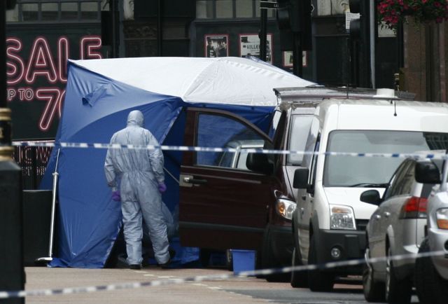 Speciální policejní jednotka likviduje bombu v centru Londýna