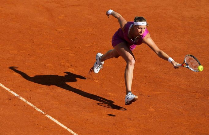 Česká tenistka Petra Kvitová dohání míček od Rusky Marii Šarapovové během semifinále French Open 2012.