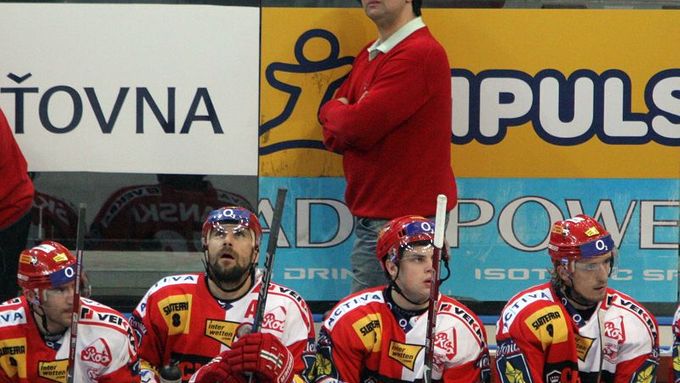 Se skrývaným znepokojením sledoval z lavičky vývoj zápasu Vladimír Růžička, trenér domácích.