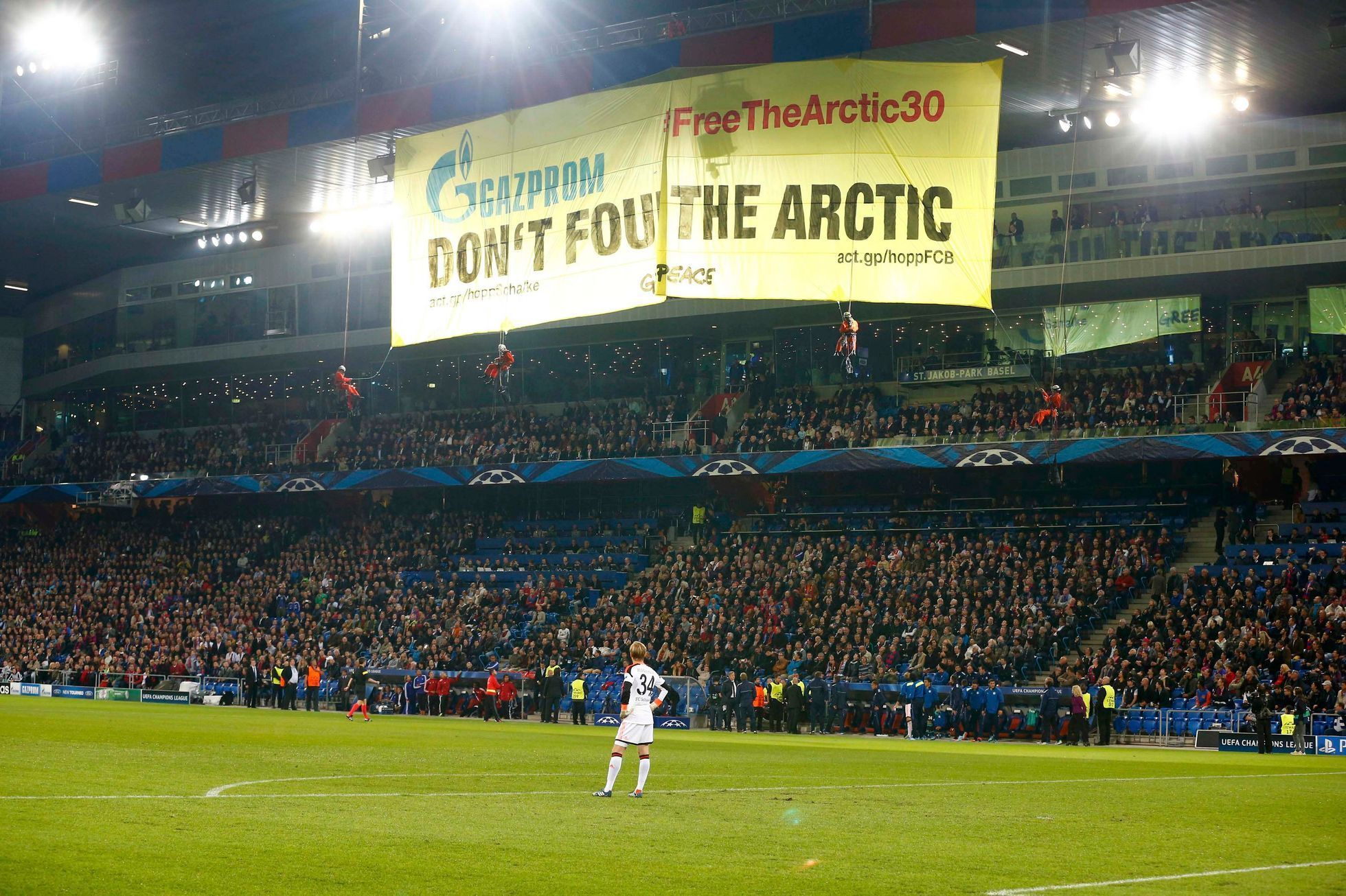 Greenpeace protestuje proti Gazpromu na Schalke